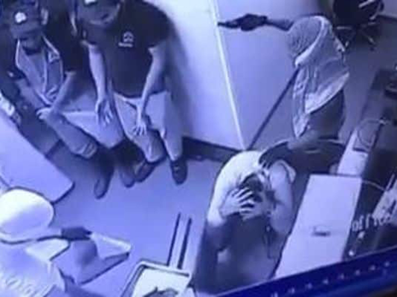 شاهد بالفيديو: سطو مسلح على مطعم وجبات سريعة شهير بالرياض!